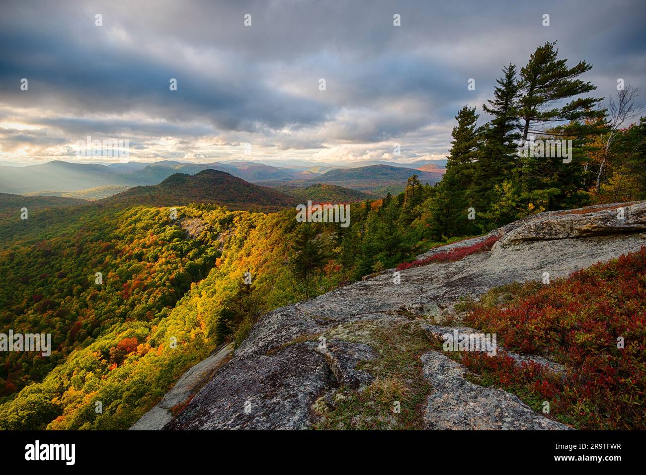 Paesaggio montano da Moxham Mountain in autunno, Adirondack Mountains, New York, USA Foto Stock