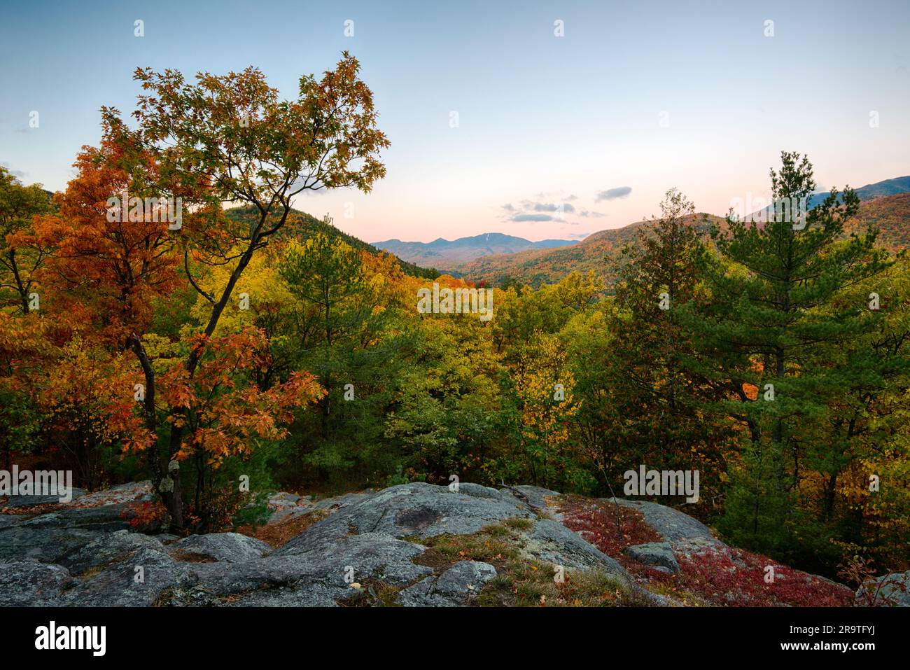 Paesaggio verso Dix dalla cima del Monte Gilligan, Adirondack Mountains, New York, USA Foto Stock