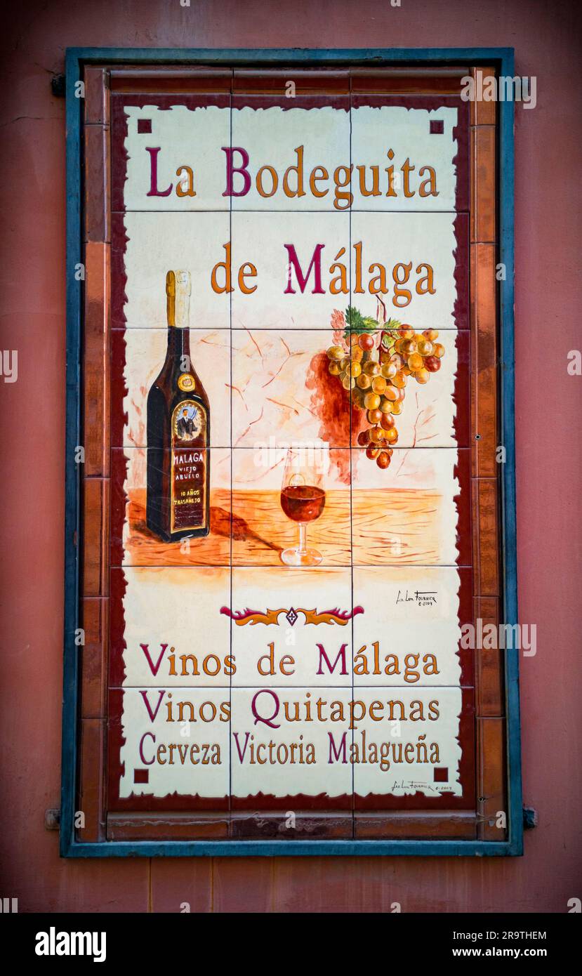 Cartelli stradali in piastrelle tradizionali che pubblicizzano vino e bar a Malaga, Andalusia, Spagna Foto Stock