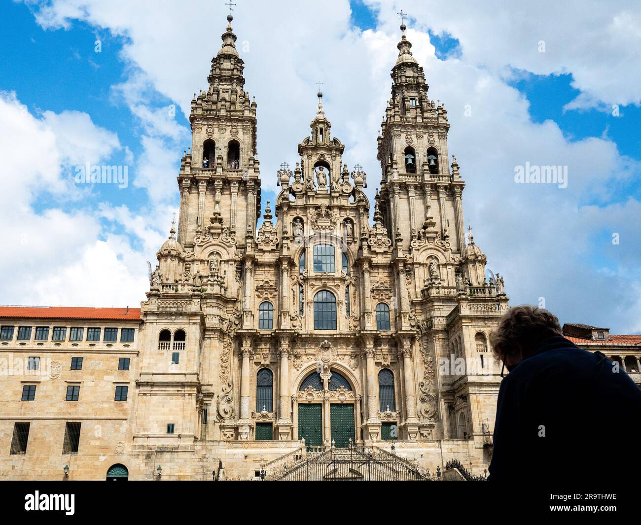 Pellegrinaggio Di Santiago Di Compostela Un pellegrino è visto riposare nella piazza di fronte alla cattedrale