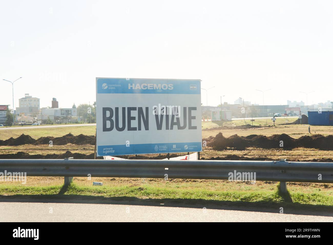 1 giugno 2023, Buenos Aires, Argentina: Poster con il testo buon viaggio sul lato di una strada argentina. Foto Stock