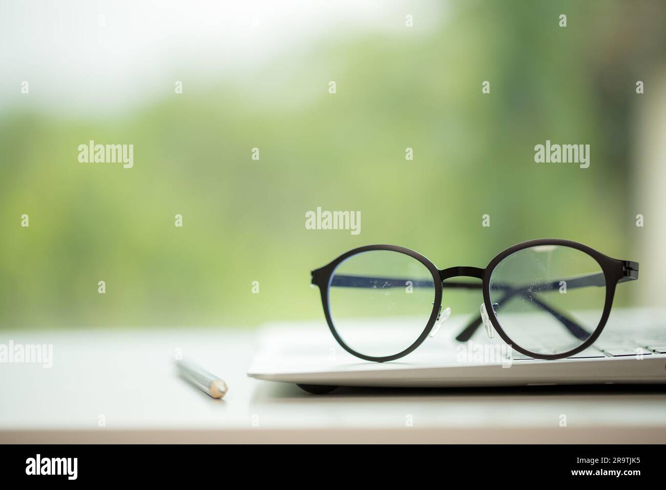 Educazione agli oggetti sfondo naturale verde con pila di libri antichi o vecchia bibbia, libro di carta aperta su un tavolo di legno con spazio per le copie. concetto di ritorno a. Foto Stock