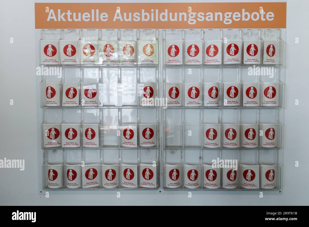 Berlino, Germania. 28 giugno 2023. Le offerte di formazione in corso sono pubblicate su un muro nell'area d'attesa della Jugendberufsagentur Berlin. Crediti: Carsten Koall/dpa/Alamy Live News Foto Stock
