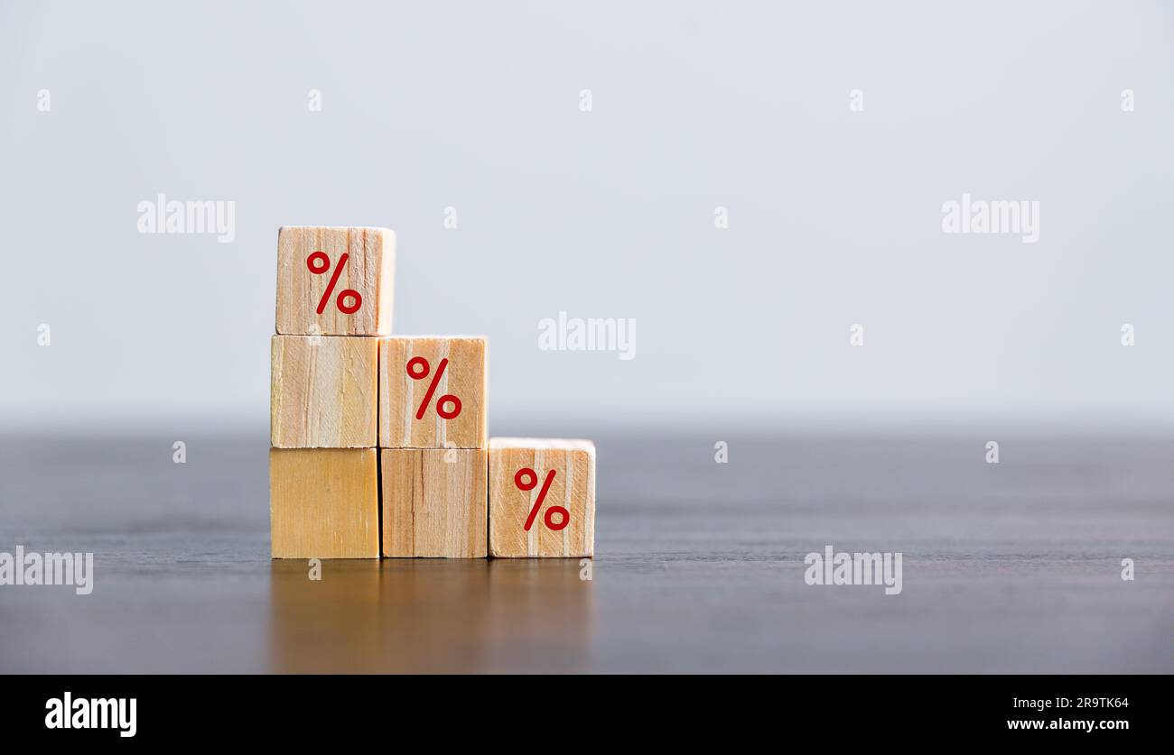 Primi cubi di legno con simbolo di percentuale, interesse aziendale, investimenti di sconto, crescita finanziaria, aumento dei tassi di interesse, prezzo di vendita e aumento delle imposte, Foto Stock