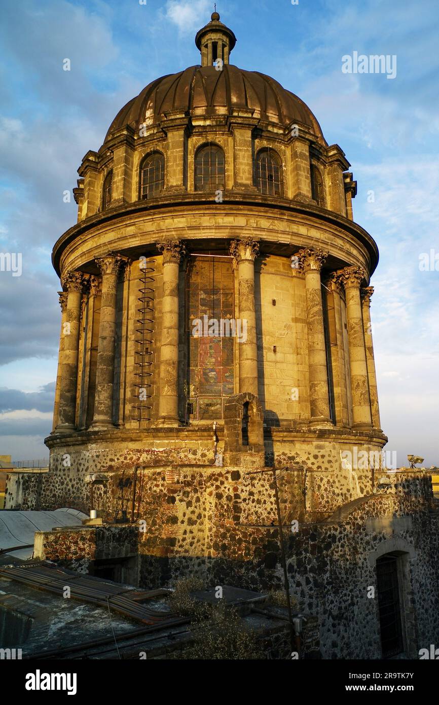 Vecchia torre in mattoni con cupola, città del Messico, Messico Foto Stock