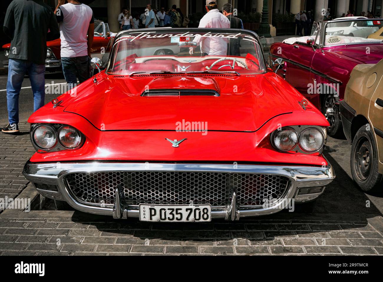 Auto d'epoca rossa brillante parcheggiata in strada, l'Avana, Cuba Foto Stock