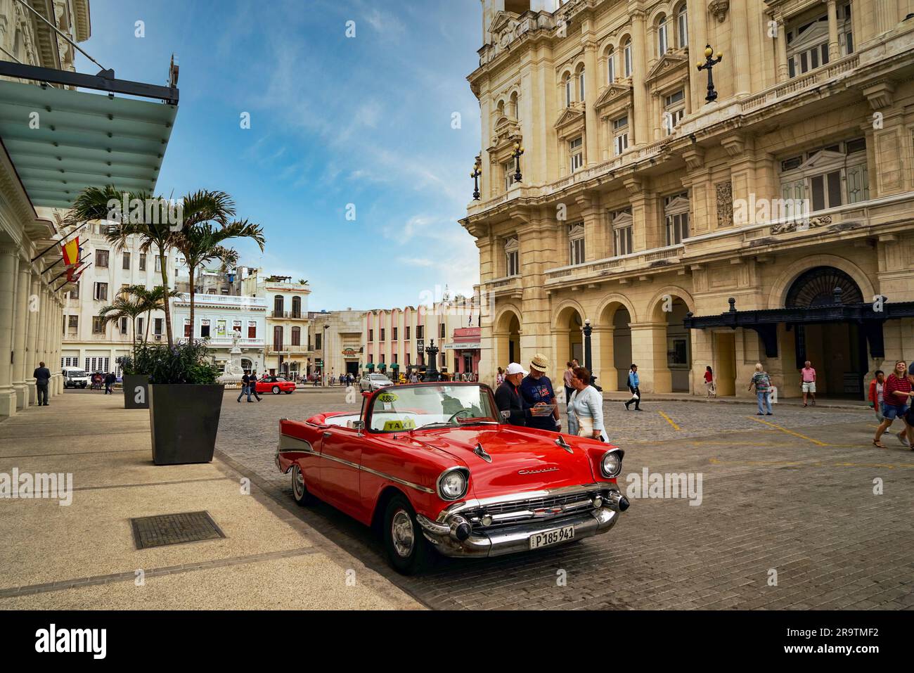 Auto d'epoca rossa brillante parcheggiata in strada, l'Avana, Cuba Foto Stock
