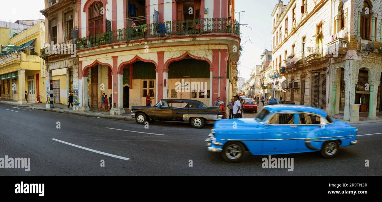Auto d'epoca e pedoni in strada, l'Avana, Cuba Foto Stock