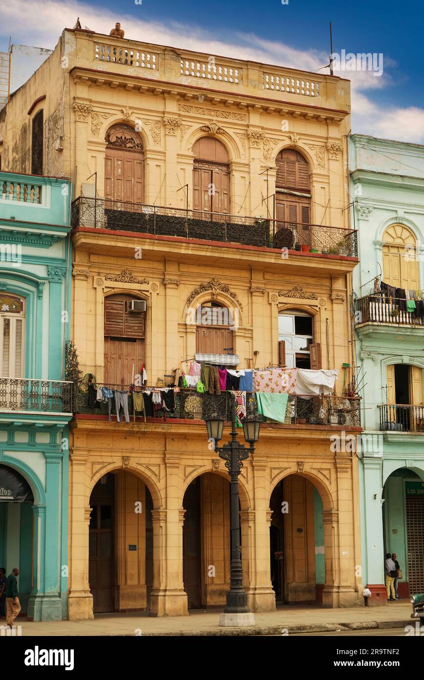 Lavanderia appesa al balcone della vecchia casa, l'Avana, Cuba Foto Stock