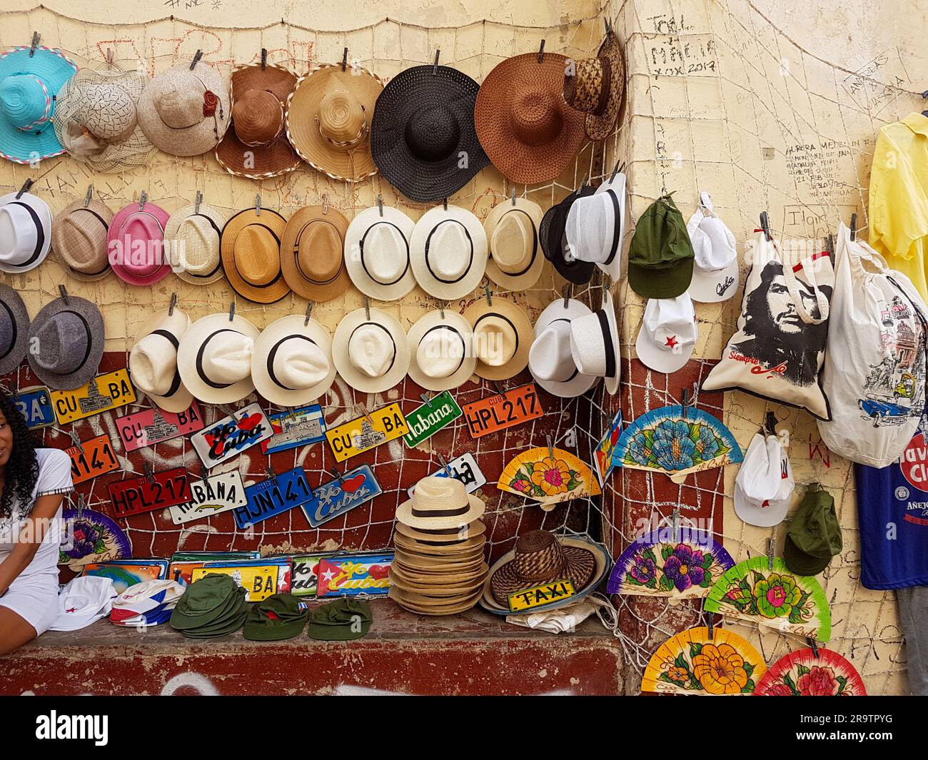 Stalla di strada con cappelli in vendita, l'Avana, Cuba Foto Stock
