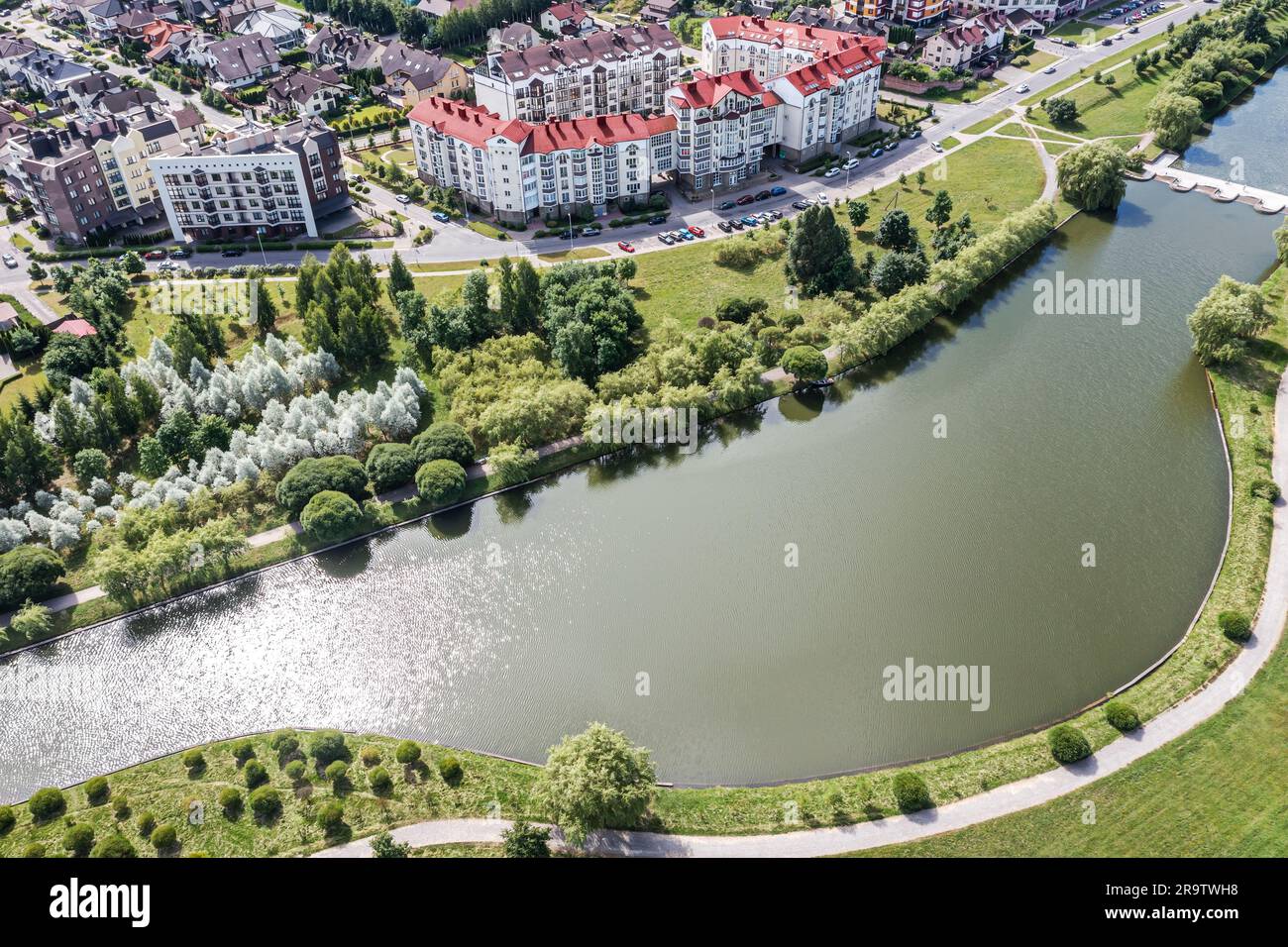 vista aerea delle case di quartiere della classe media vicino al fiume. panorama estivo dall'alto. Foto Stock