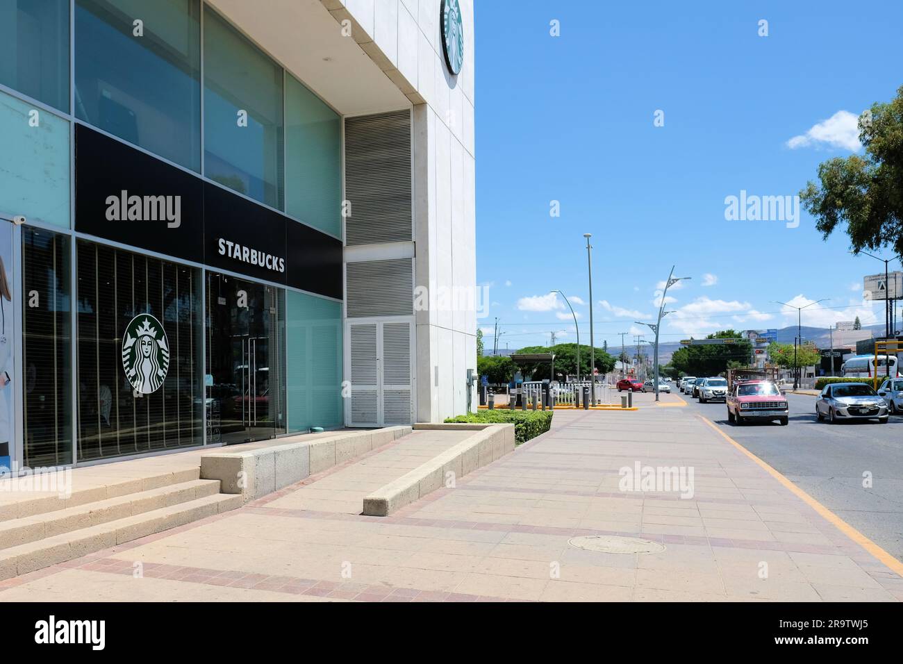 Vista esterna di Starbucks Poliforum a Leon, Guanajuato, Messico; investimenti americani all'estero; globalizzazione; caffetteria. Foto Stock
