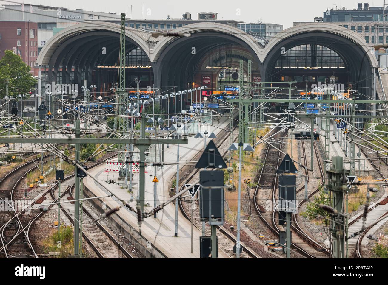 Kiel, Germania. 29 giugno 2023. I binari della stazione centrale di Kiel sono vuoti. Crediti: Frank Molter/dpa/Alamy Live News Foto Stock