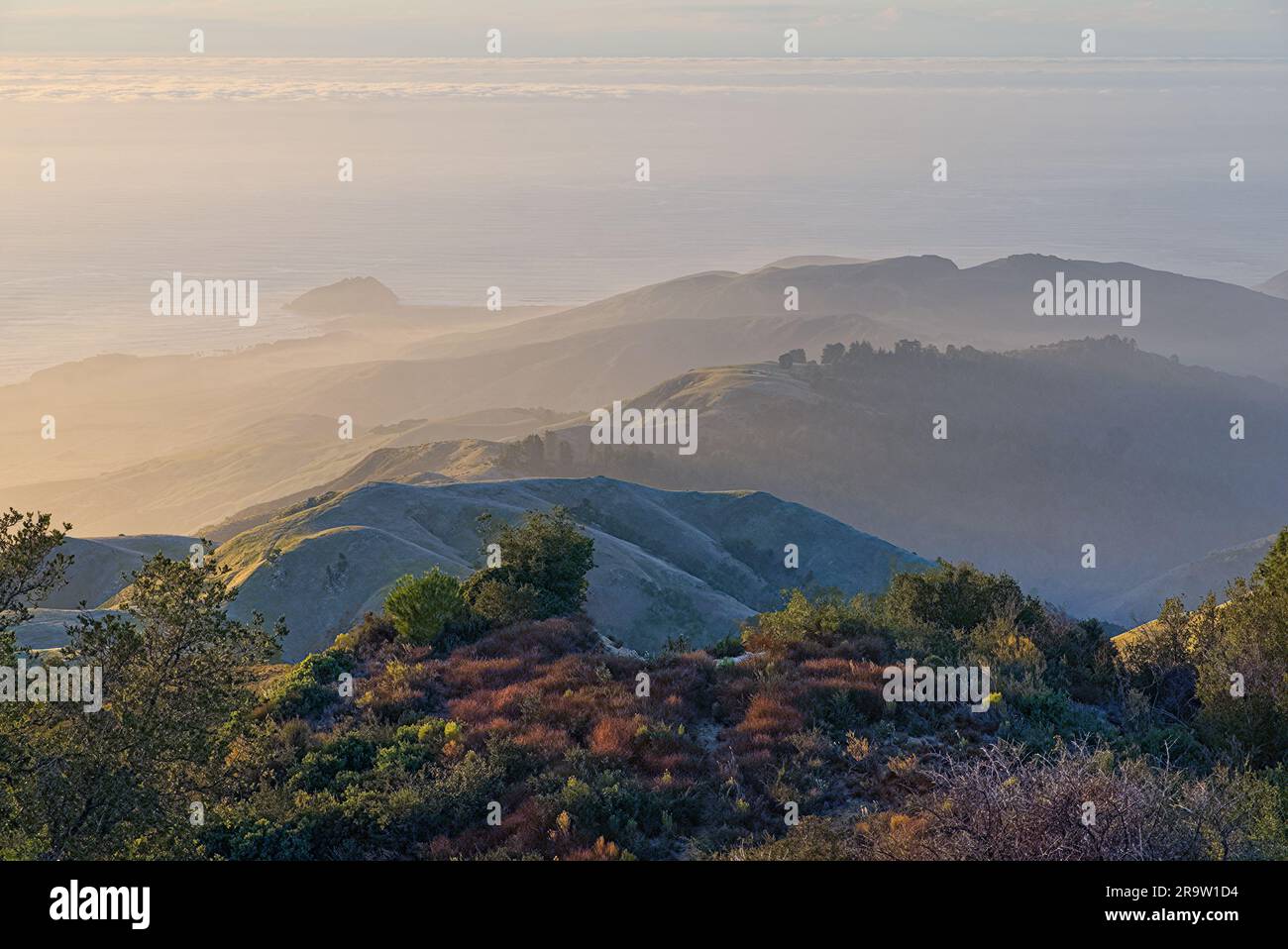 La splendida vista dalla cima della montagna con la costa al tramonto. Foto Stock