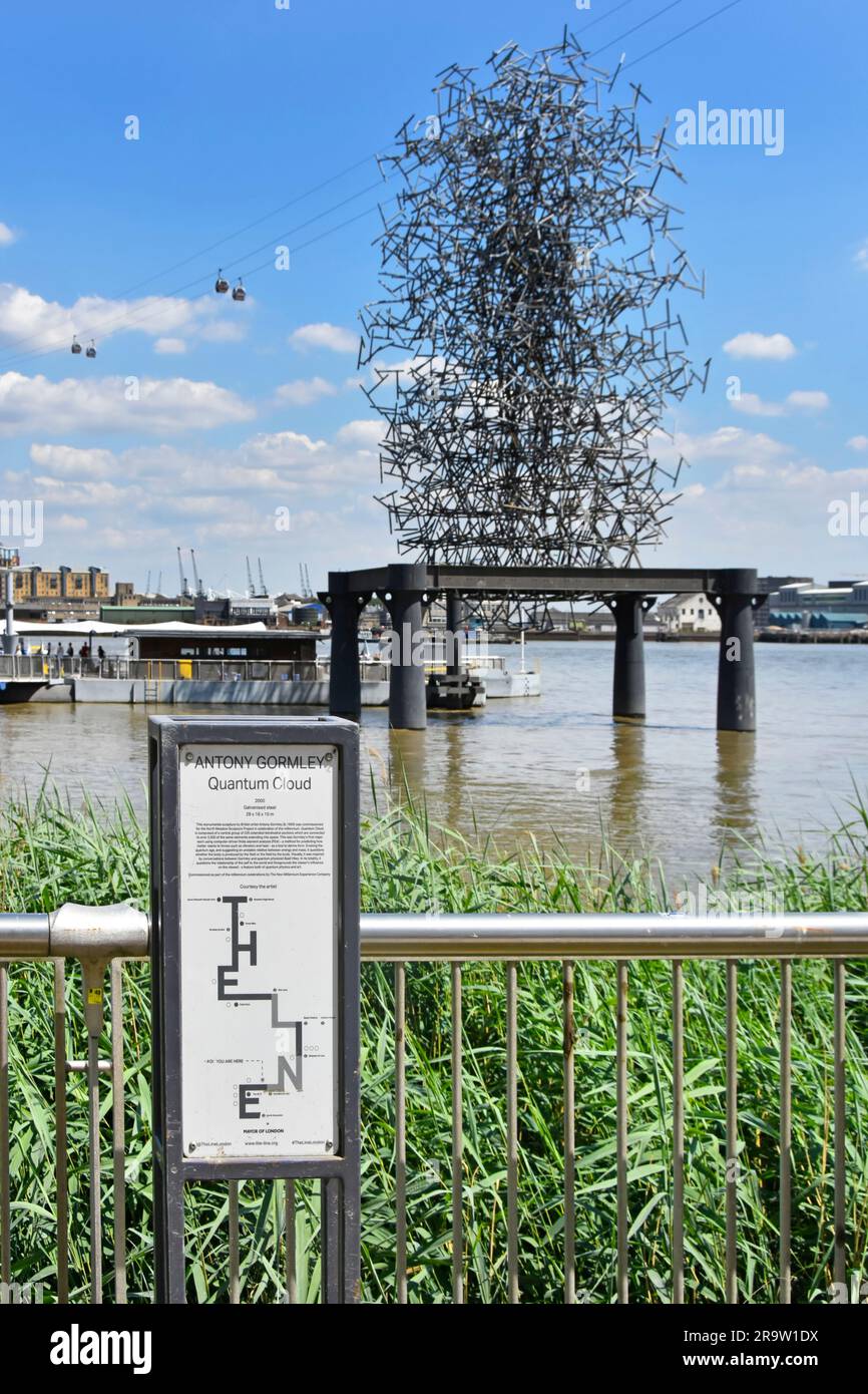 La scultura Quantum Cloud di Antony Gormley, che utilizza sezioni in acciaio tetraedrico, include un corpo maschile montato sopra il fiume Tamigi accanto all'O2 a Londra, Regno Unito Foto Stock