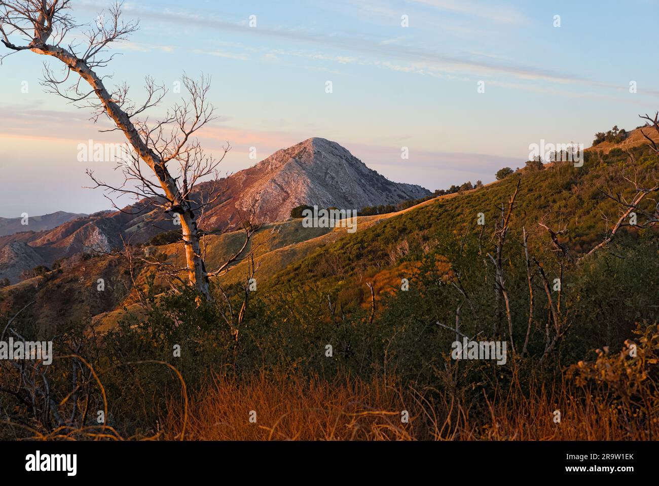 La splendida vista dalla cima della montagna con la costa al tramonto. Foto Stock