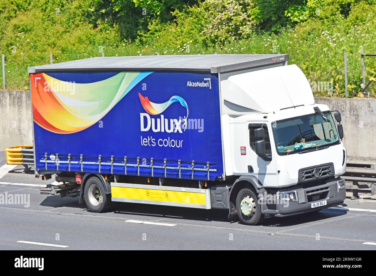 Akzo Nobel, multinazionale olandese, vernice business white Renault Truck Cab, tendina di accesso laterale morbida blu per pubblicizzare l'autostrada M25 del marchio Dulux, Regno Unito Foto Stock