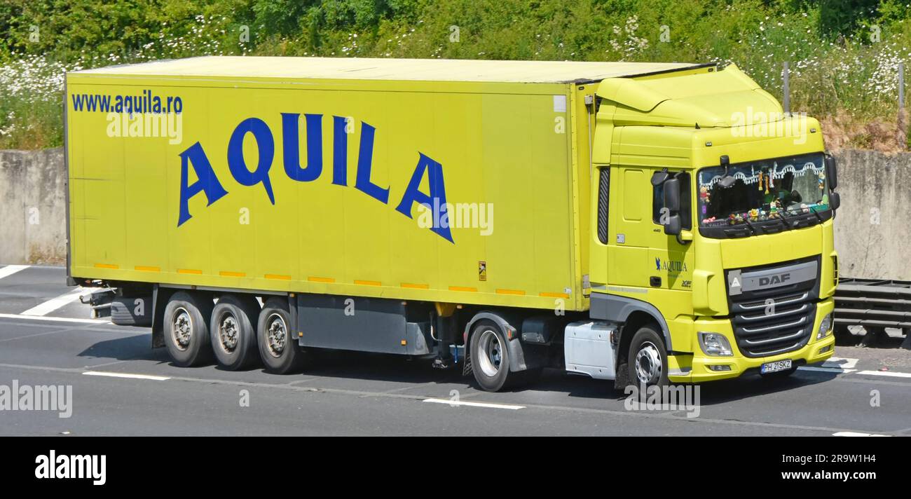 Aquila DAF XF semi Truck un'azienda di logistica con sede in Romania decorato Continental camion cabina conducente parabrezza e rimorchio non articolato sull'autostrada M25 del Regno Unito Foto Stock
