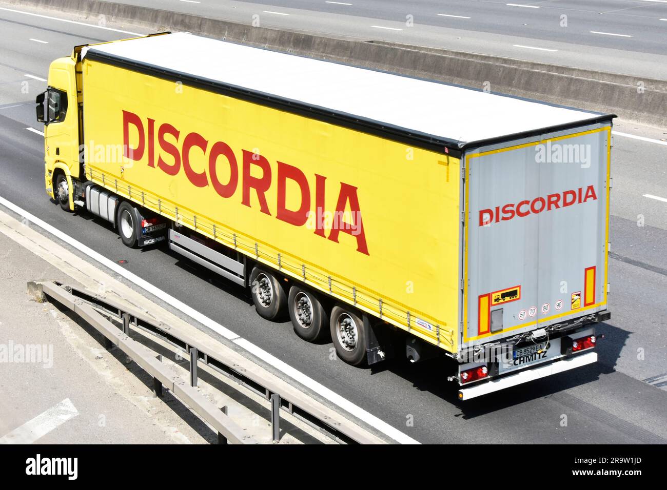 Discordia, azienda bulgara di trasporti e logistica, gruppo propulsore autocarro Scania hgv, semirimorchio di facile accesso, lato morbido, M25, strada autostradale del Regno Unito Foto Stock