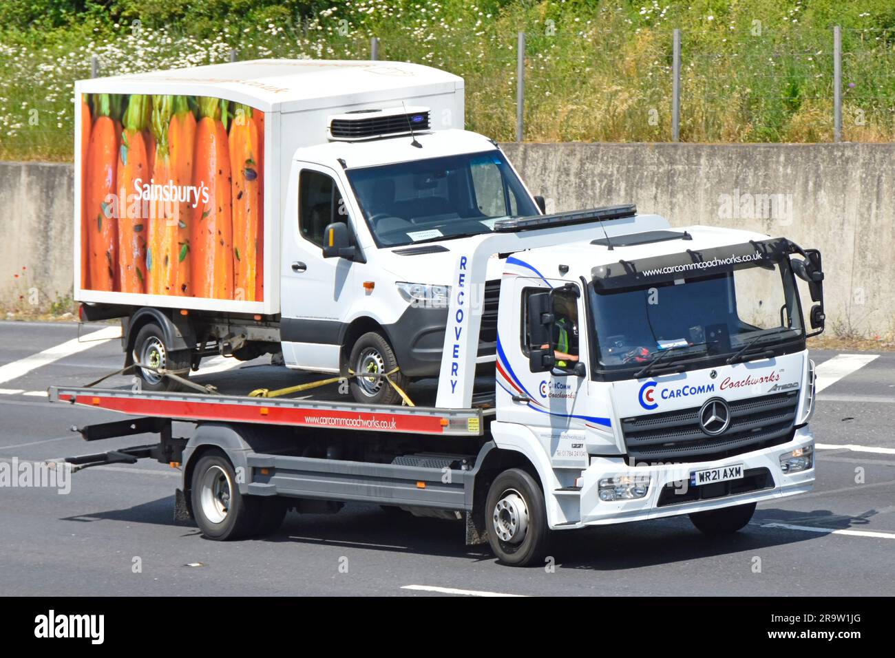 Sainsburys supermercato commercio al dettaglio negozio online consegna furgoni per la vendita a domicilio trasporto camion camion di recupero a pianale che guida autostrada M25 Regno Unito Foto Stock