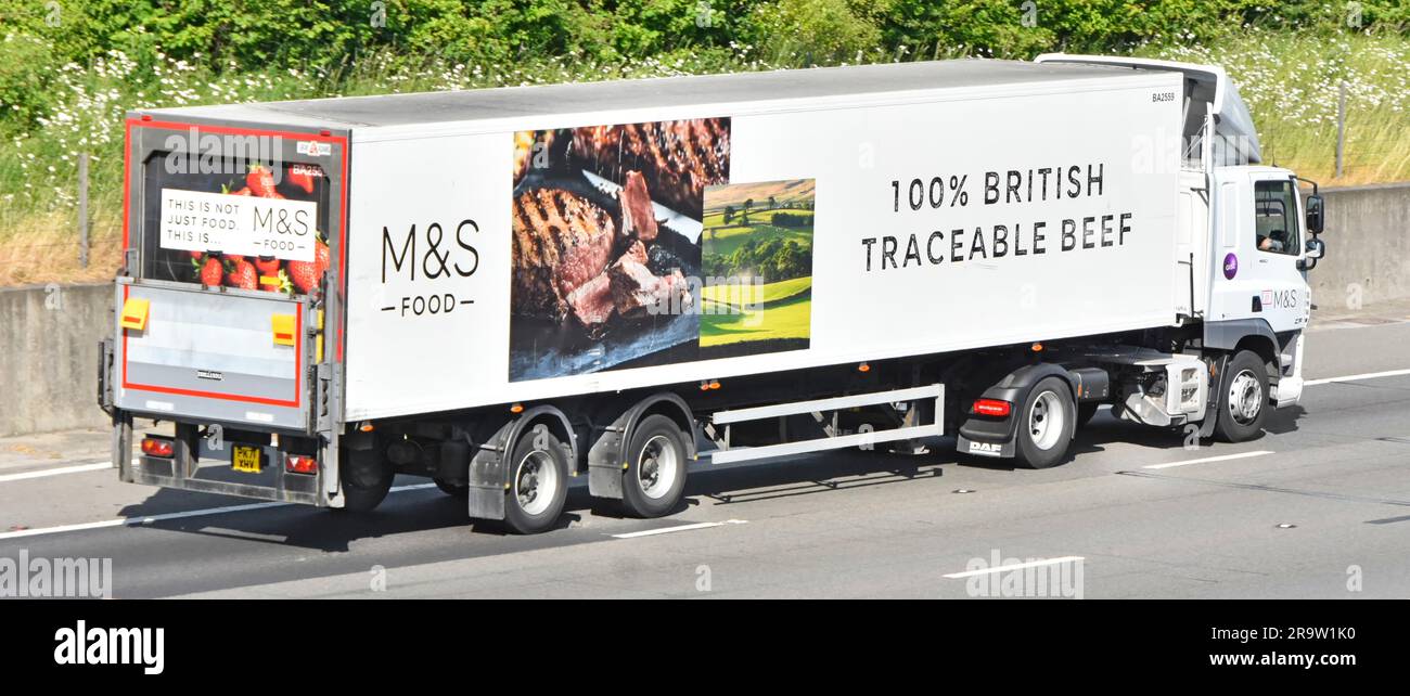 Vista laterale e posteriore catena di fornitura Gist camion e conducente M&S pubblicità per il settore alimentare semirimorchio British Traceable Beef sulla strada autostradale M25 Regno Unito Foto Stock