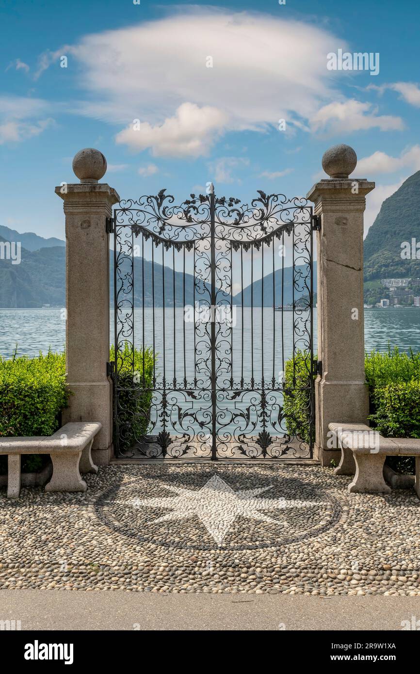 Antica porta in ferro battuto che si affaccia sul Lago di Lugano, Svizzera, nel parco Ciani Foto Stock