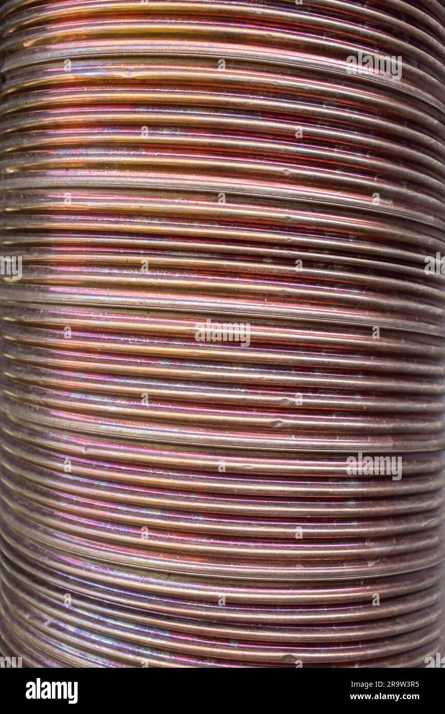 Colorazione a caldo di un tubo metallico flessibile utilizzato come camino, messa a fuoco morbida in primo piano Foto Stock