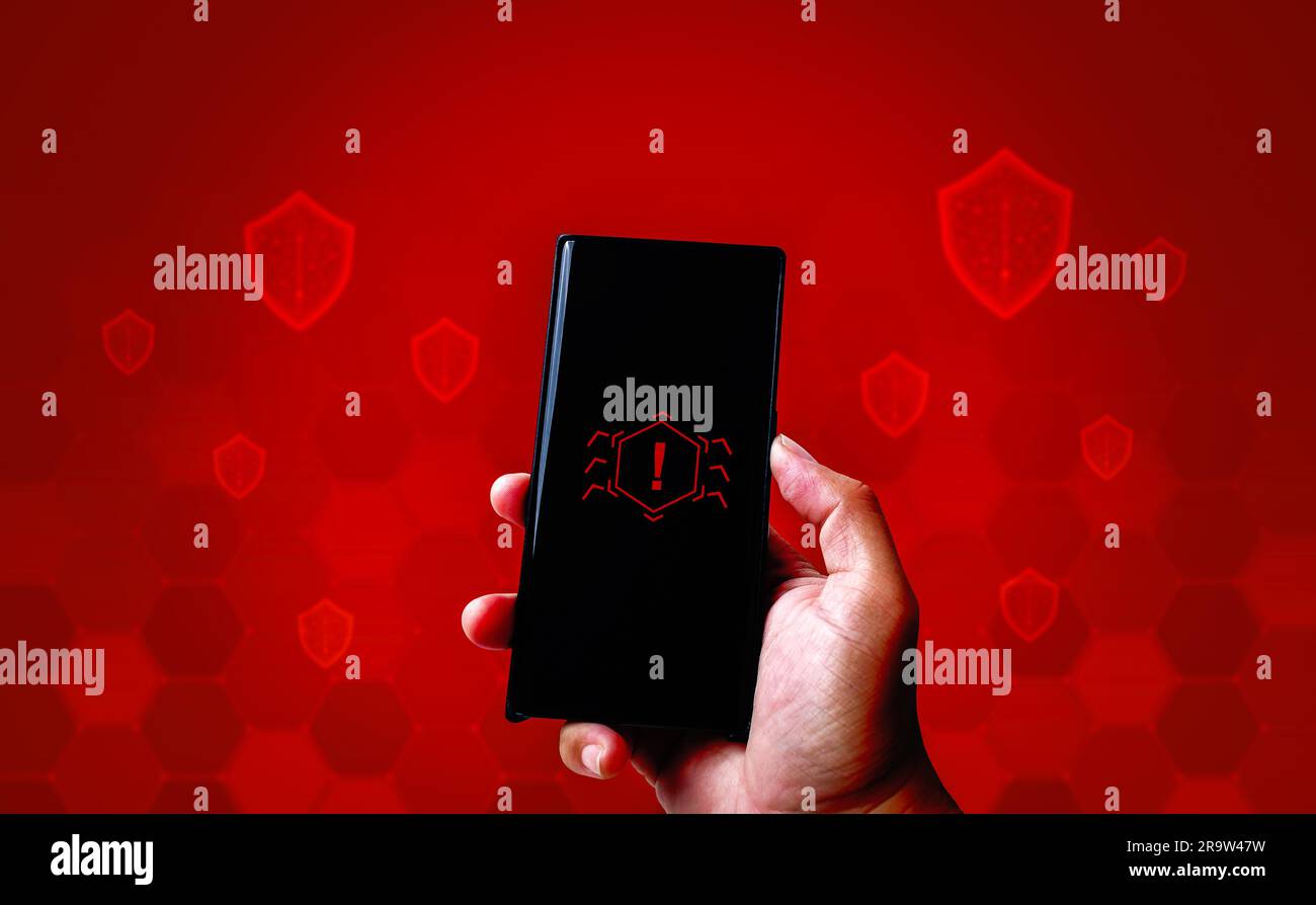 Smartphone portatile con tecnologia telefonica concetto di sicurezza informatica su sfondo rosso astratto. Foto Stock