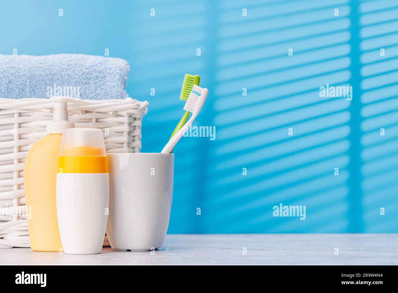 Un'immagine pulita e rinfrescante con tubi da bagno e spazzolini da denti, che favoriscono l'igiene orale e uno stile di vita sano Foto Stock