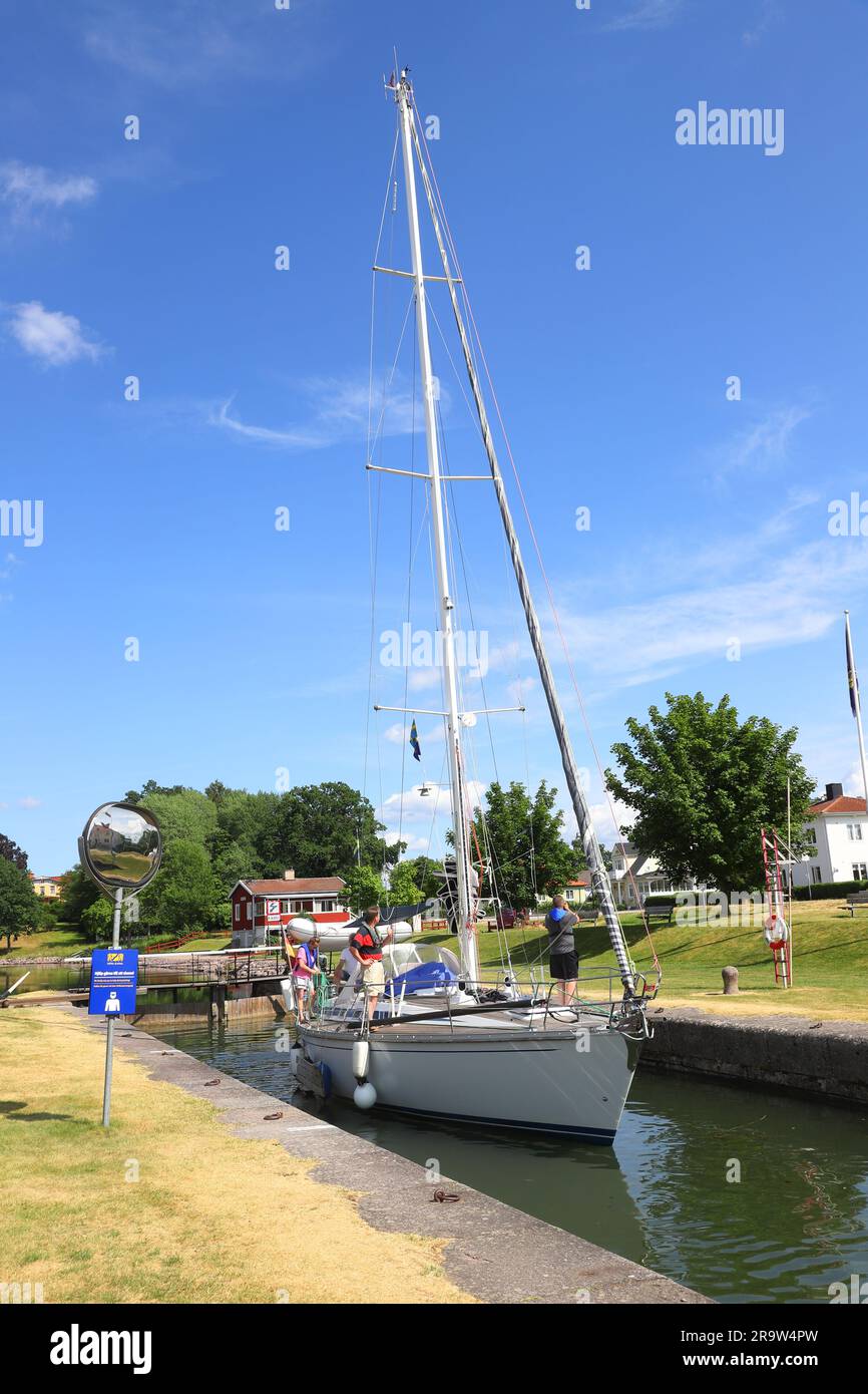 Borensberg, Svezia - 27 giugno 2023: Una barca a lesiure che si chiude nella chiusa di Borensberg nel canale di Gota. Foto Stock