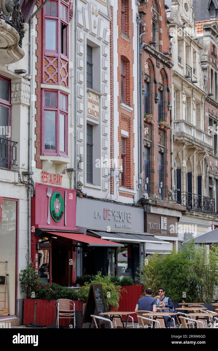 Edifici e architettura sulla Grand Place Bethune Pas-de-Calais Francia Foto Stock
