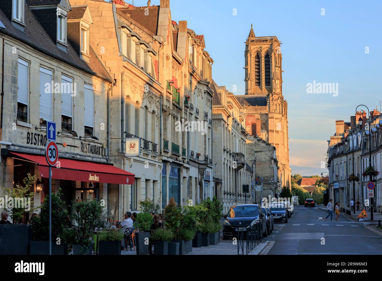 Bistrot alla luce della sera con la Cattedrale di Saint-Gervais-et-Saint-Protais a Soissons, Aisne, Francia Foto Stock