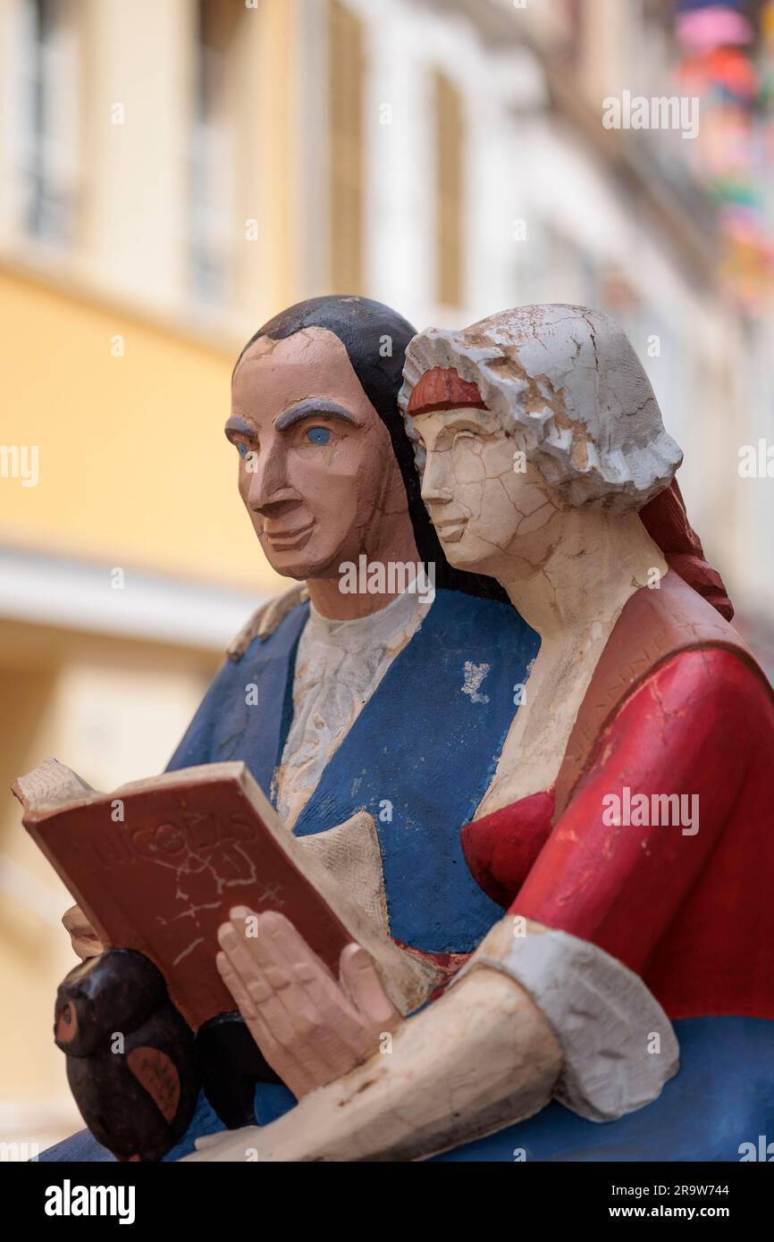 Scultura dello scrittore Retif de la Breton nato nel 1734 piazza del Municipio (Place de l'Hotel de ville) Auxerre Yonne Francia Foto Stock