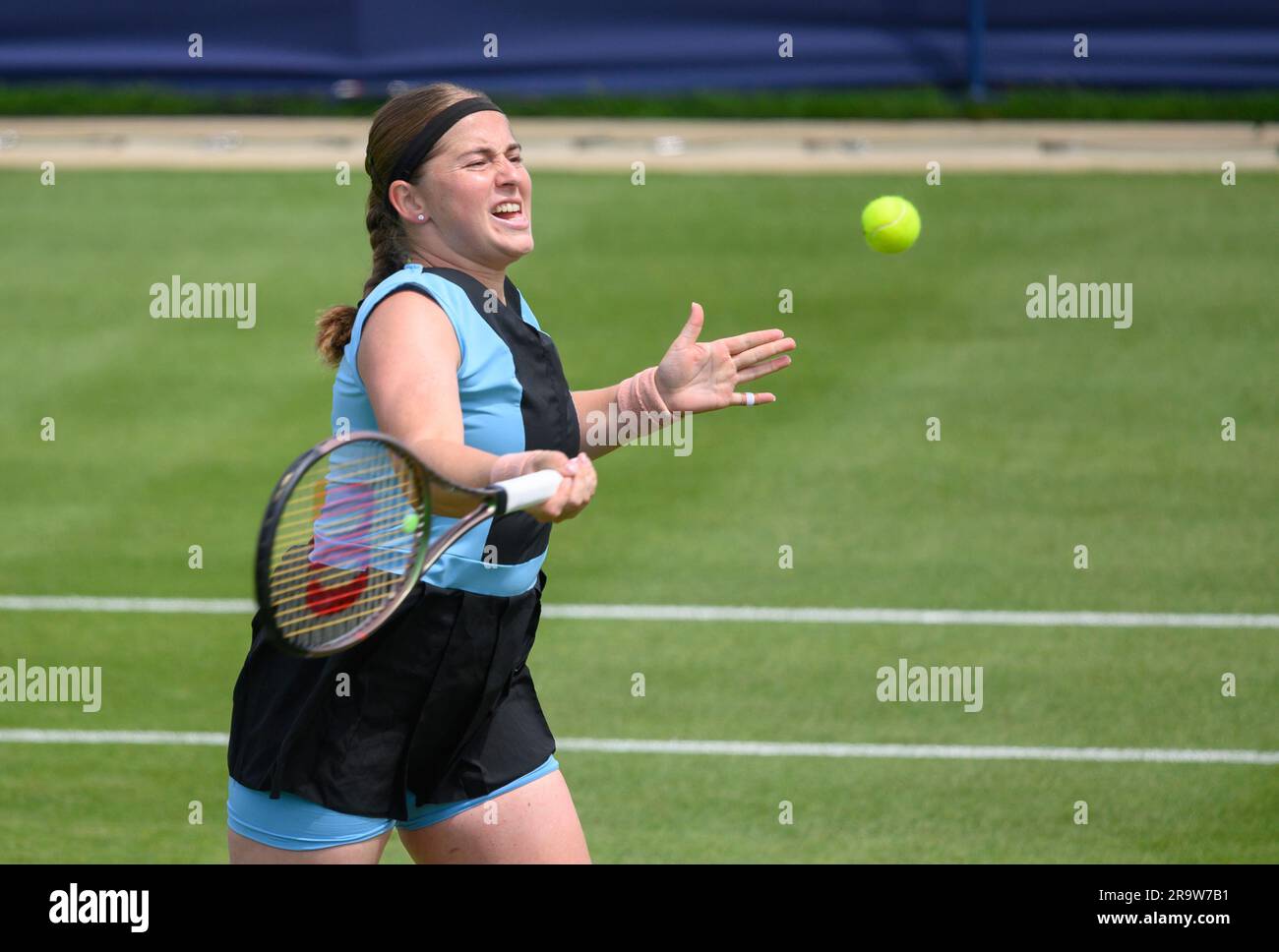 Jelena Ostapenko (LAT) gioca il secondo giorno del Rothesay International, al Devonshire Park, Eastbourne, Regno Unito. 27 giugno 2023. Foto Stock