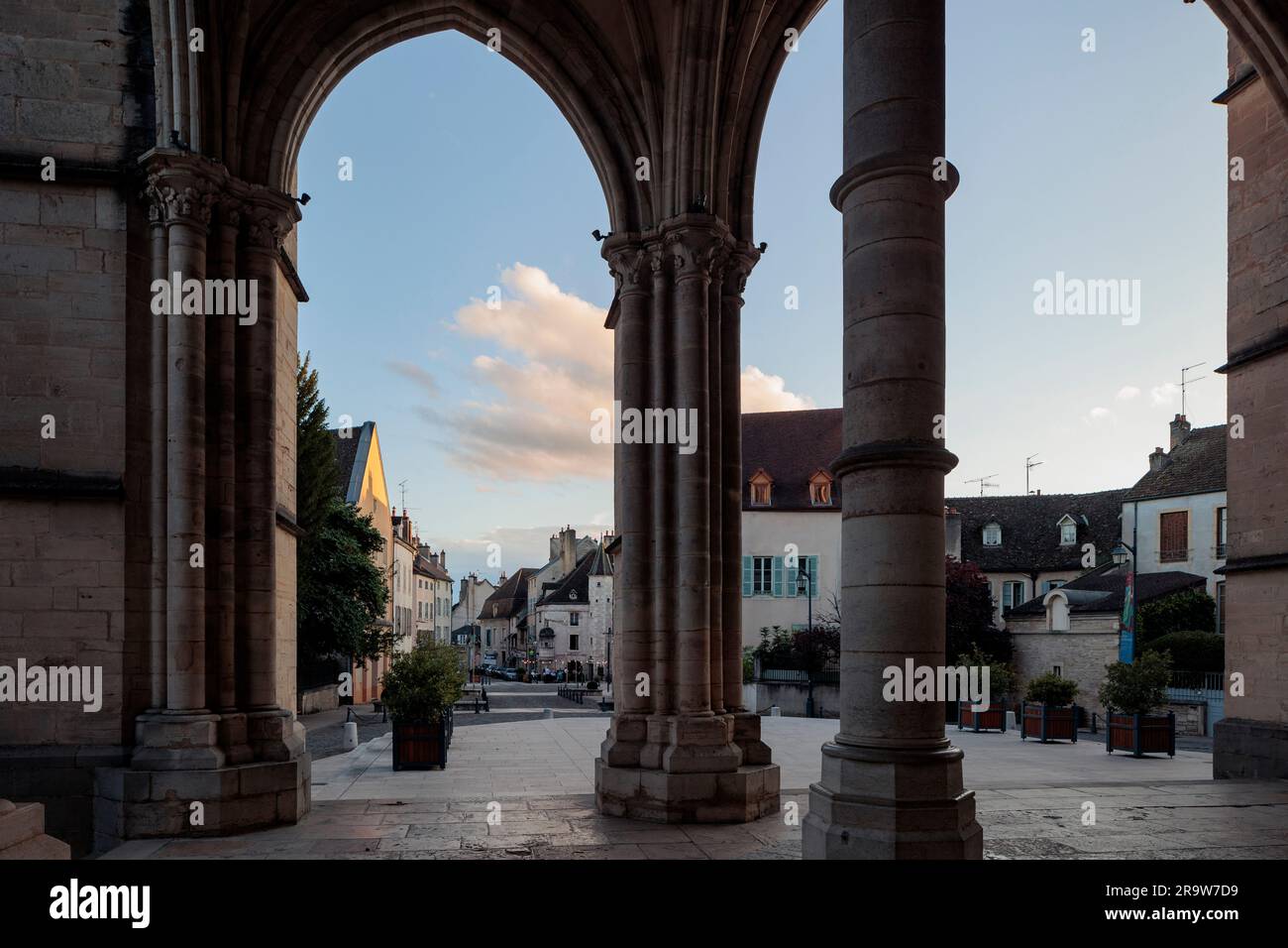 Attraverso gli archi della cattedrale di Notre Dam Beaune Cote-d-Or France Foto Stock