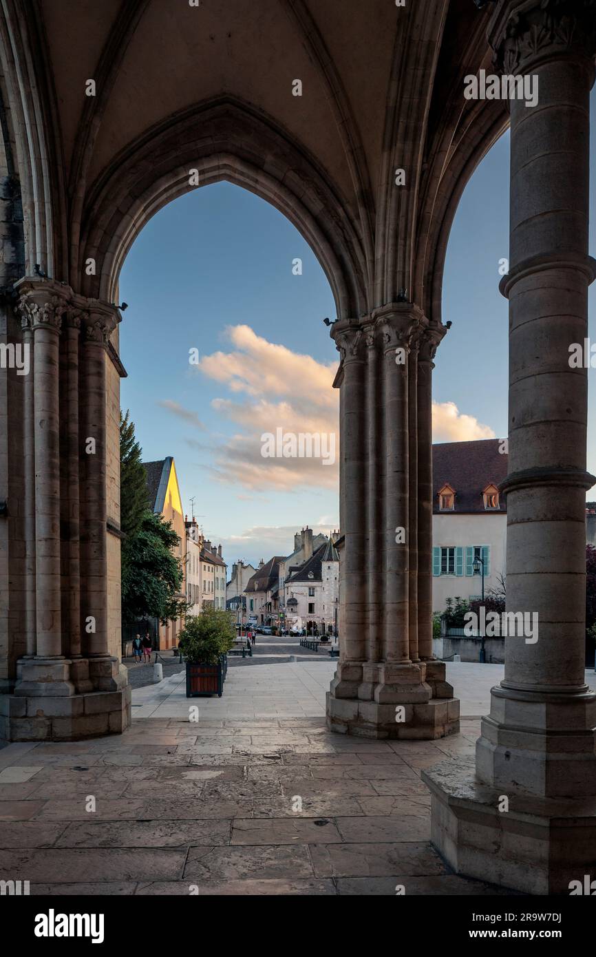 Attraverso gli archi della cattedrale di Notre Dam Beaune Cote-d-Or France Foto Stock