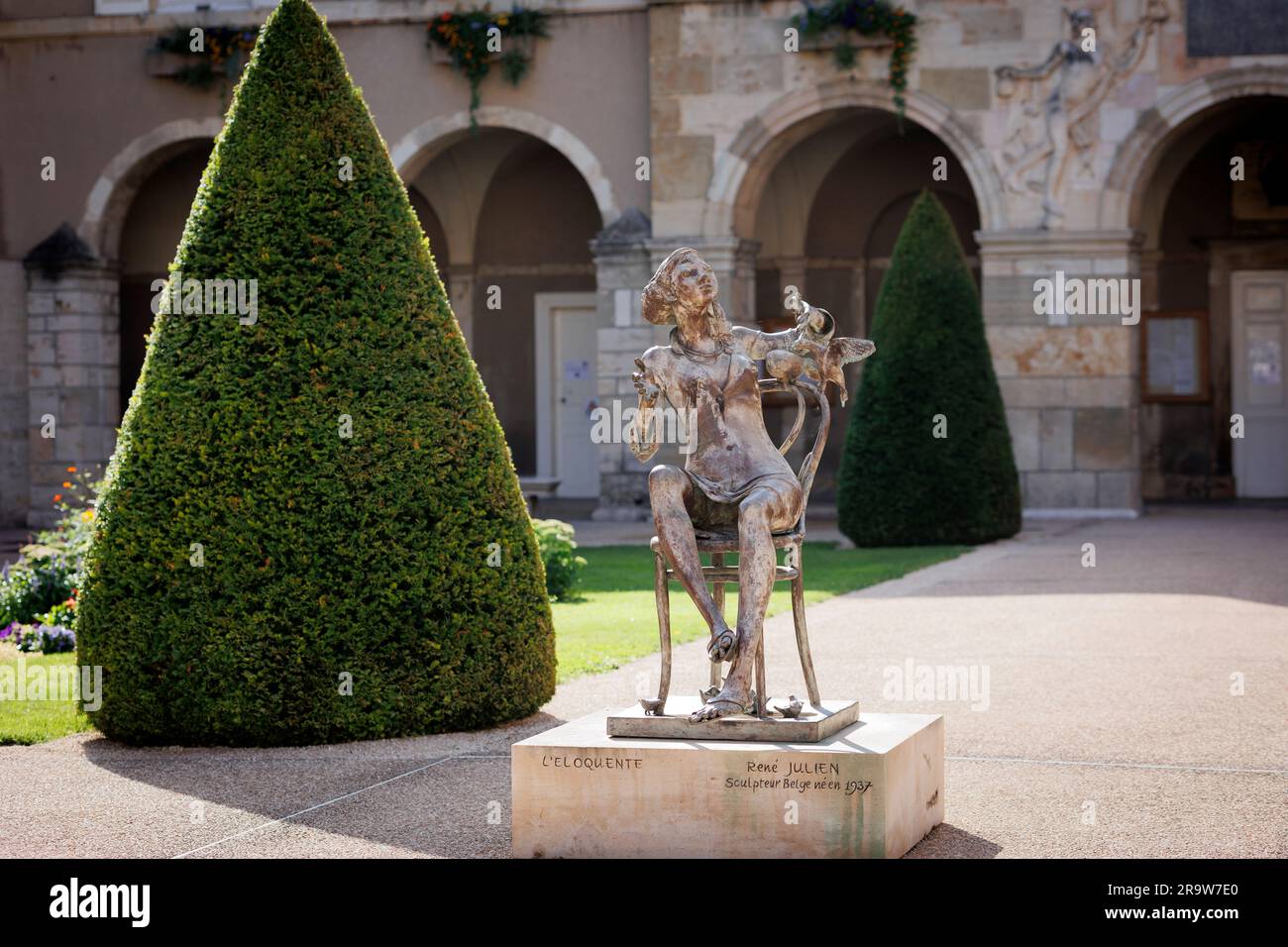 Statua all'esterno dell'Hotel de Ville Beaune Cote-d-Or France Foto Stock