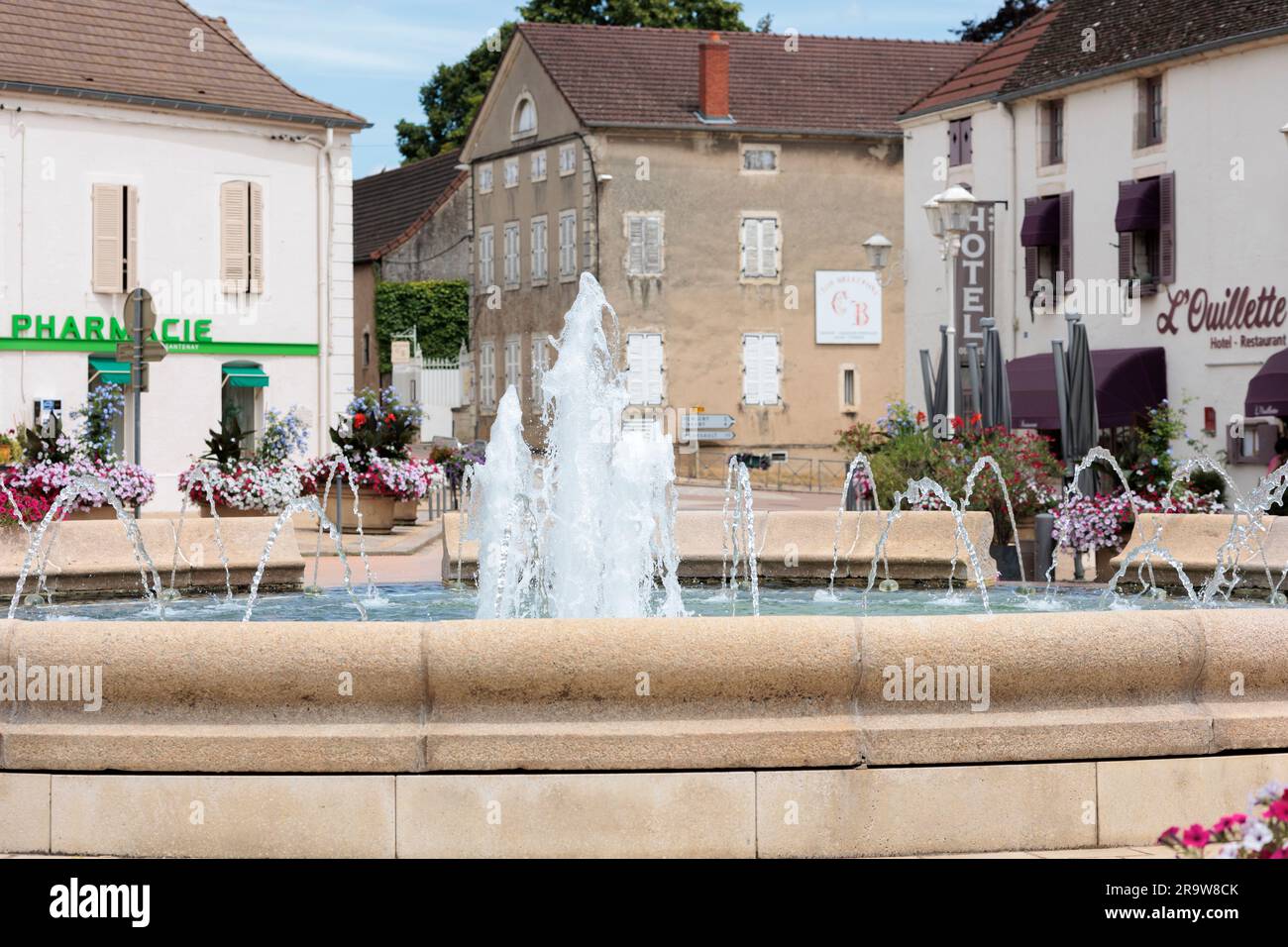 Fontana in Piazza della città Santenay Cote-d ore Francia Foto Stock