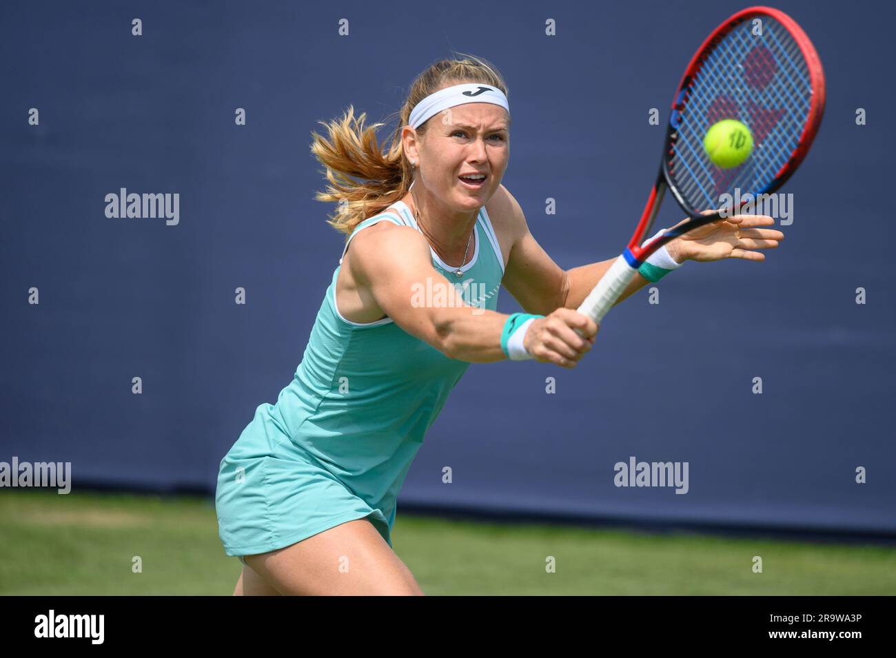 Marie Bouzkova (CZE) gioca il secondo giorno del Rothesay International, al Devonshire Park. Eastbourne, Regno Unito, 27 giugno 2023. Foto Stock