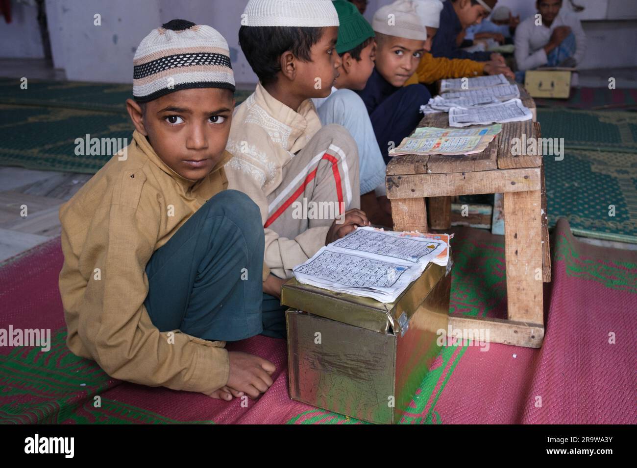 Gli studenti pregano in una scuola islamica a Delhi, in India Foto Stock