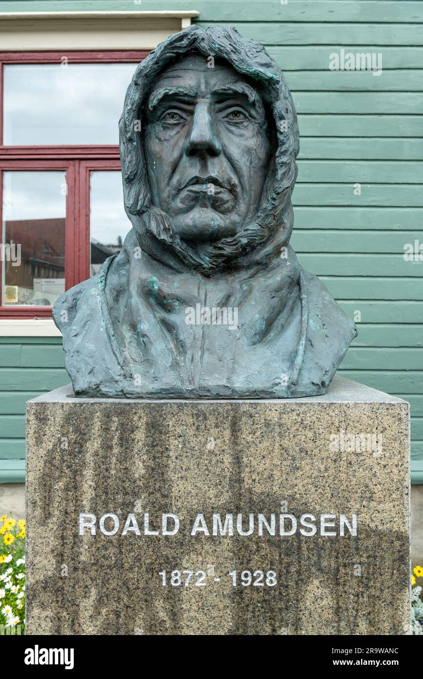 Roald Amundsens, un grande esploratore norvegese delle regioni polari, il busto si trova all'esterno del Polar Museum, Tromso, Norvegia Foto Stock