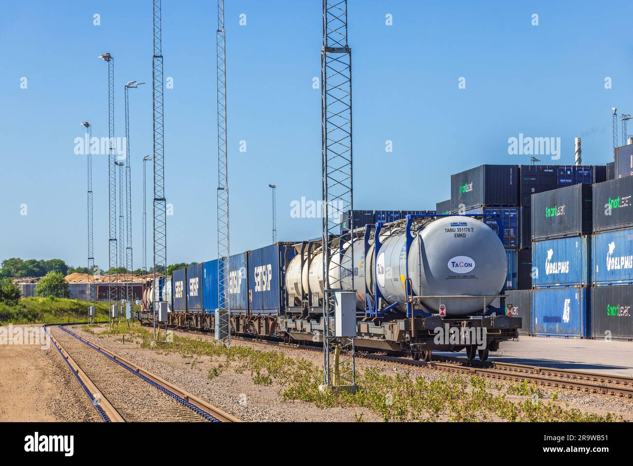 Carri cisterna e container presso un cantiere ferroviario Foto Stock