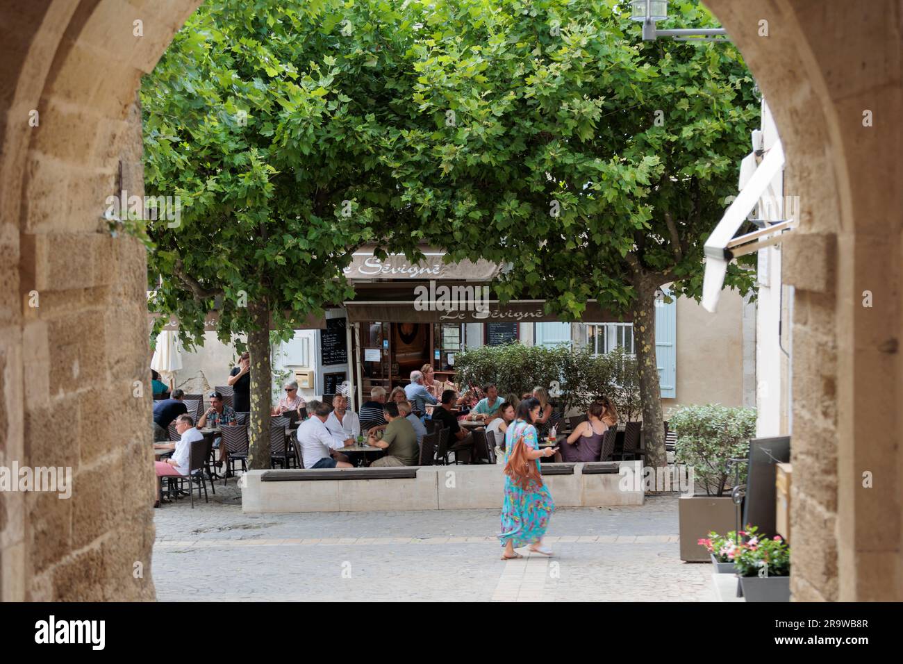 Attraverso l'arco Grignan Nyons Drome France Foto Stock
