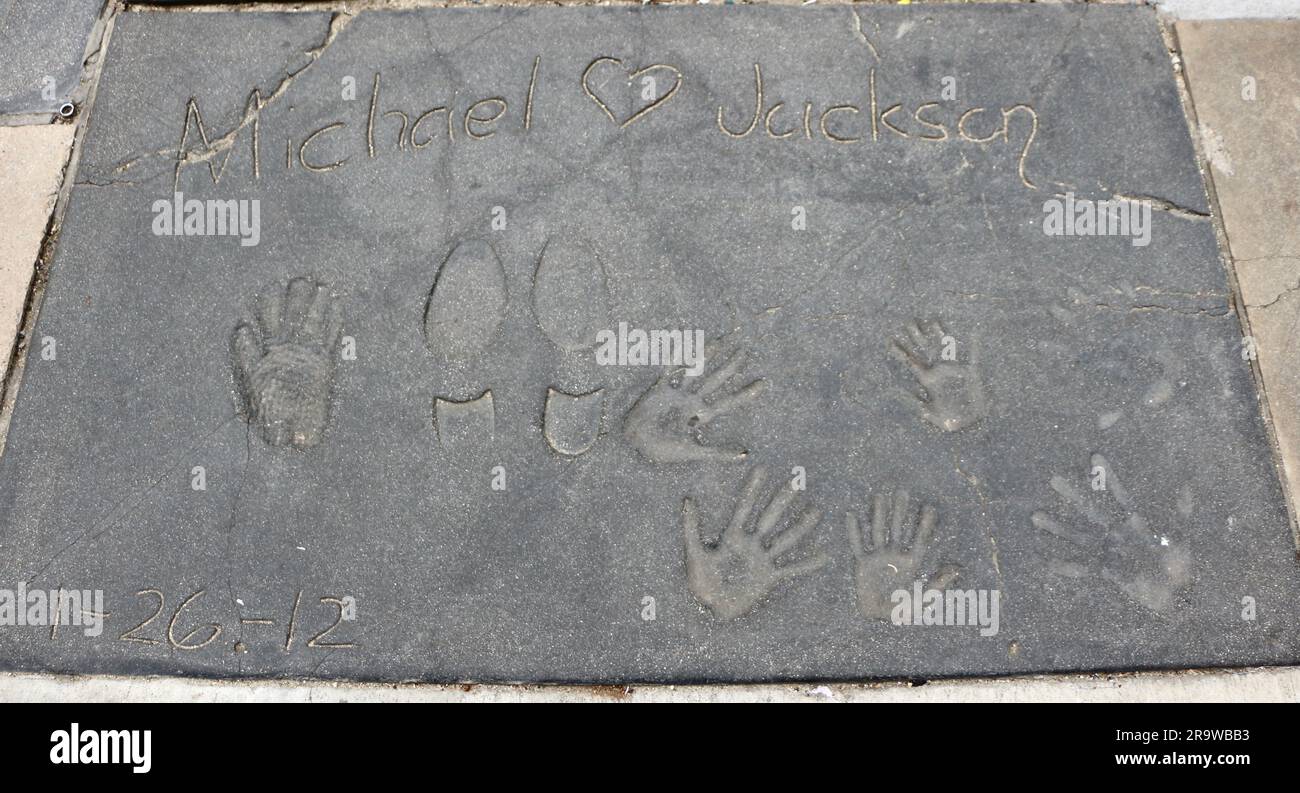 Stampe delle mani dei bambini Michael Jacksons e del suo guanto postumo di fronte al TCL Chinese Theatre Hollywood Boulevard Los Angeles California USA Foto Stock