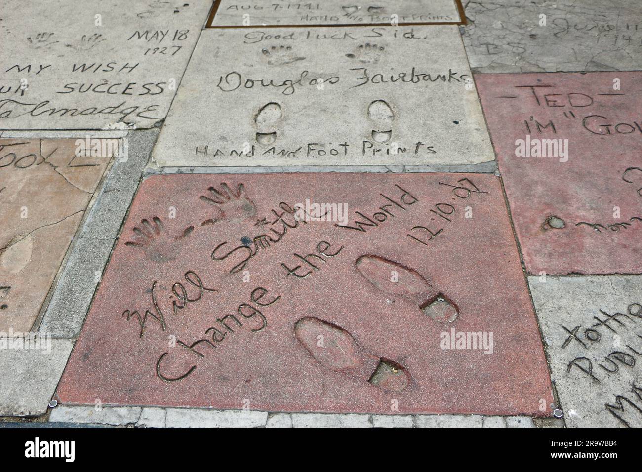 Impronte autografiche di Douglas Fairbanks e Will Smith di fronte al TCL Chinese Theatre Hollywood Boulevard Los Angeles California USA Foto Stock