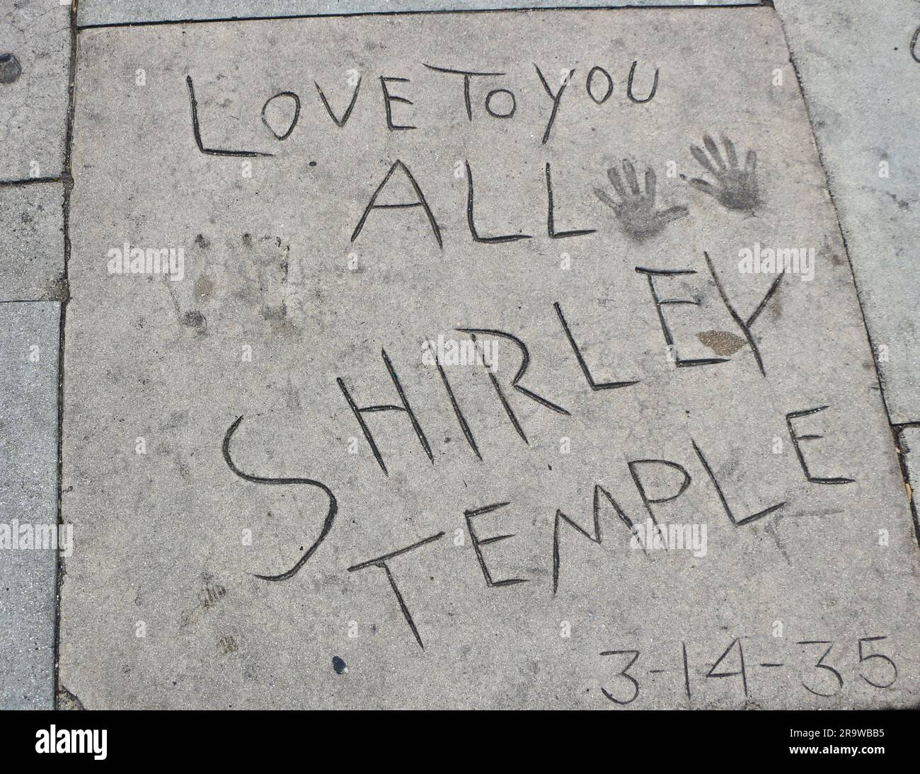 Mano autografa e impronte della bambina attrice Shirley Temple di fronte al TCL Chinese Theatre Hollywood Boulevard Los Angeles California USA Foto Stock