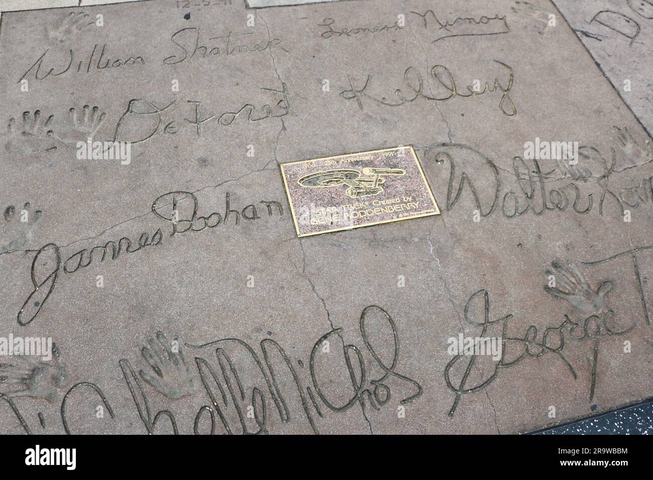 Stampe autografe dei membri del cast di Star Trek di fronte al TCL Chinese Theatre Hollywood Boulevard Los Angeles California USA Foto Stock
