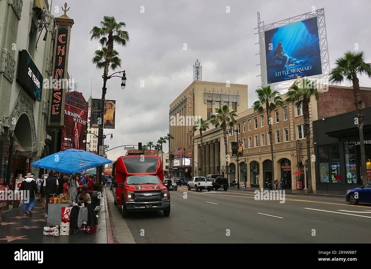 Autobus turistico di Hollywood accanto all'area di vendita dei biglietti all'esterno del TCL Chinese Theatre Hollywood Boulevard Los Angeles California USA Foto Stock