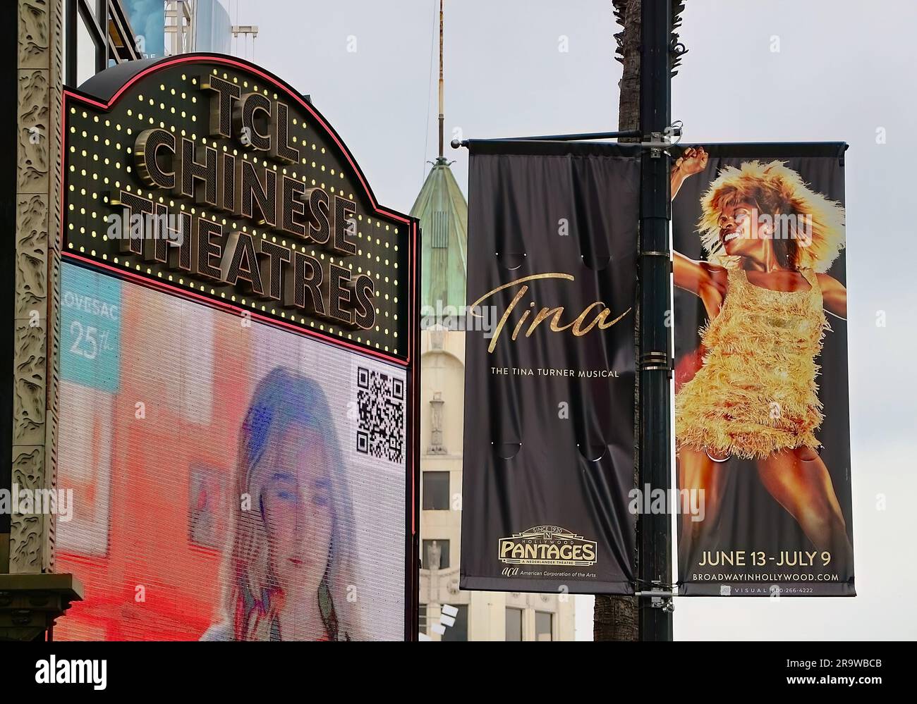 Banner che pubblicizza lo spettacolo Tina fuori dal TCL Chinese Theatre Photo datato giorno dopo la morte di Tina Turner Hollywood Boulevard Los Angeles California USA Foto Stock