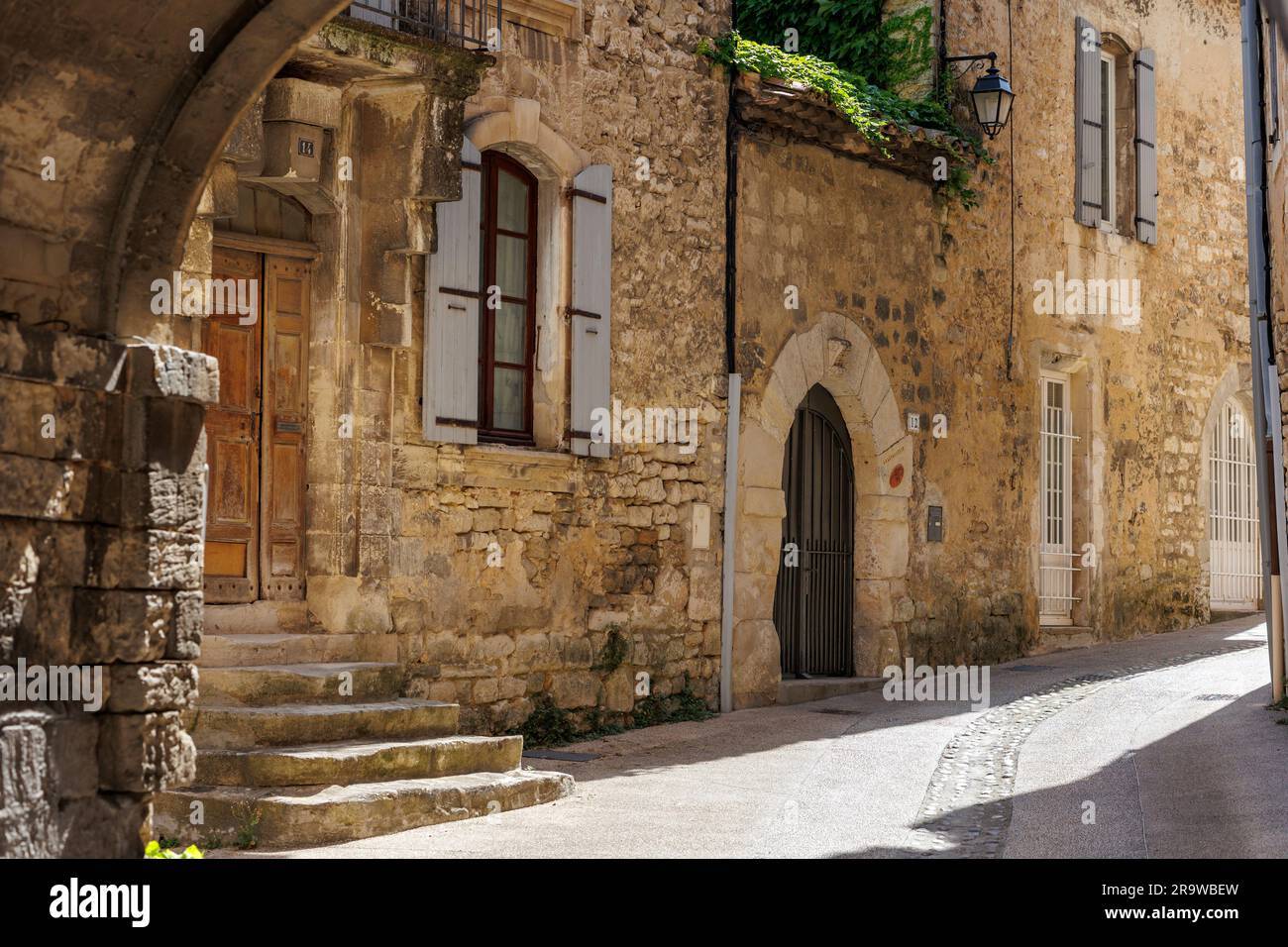 Vista attraverso l'arco Rue des Grandes Fontaines Saint Paul Trois Chateaux Nyons Drome France Foto Stock